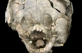 Шокирующая находка: скелеты младенцев в шлемах из черепов других детей