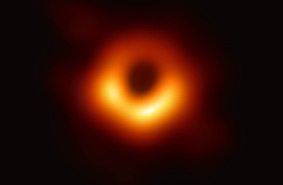 Астрофизики показали первую в истории фотографию черной дыры