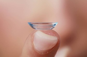 Медики создали контактные линзы для лечения глаукомы