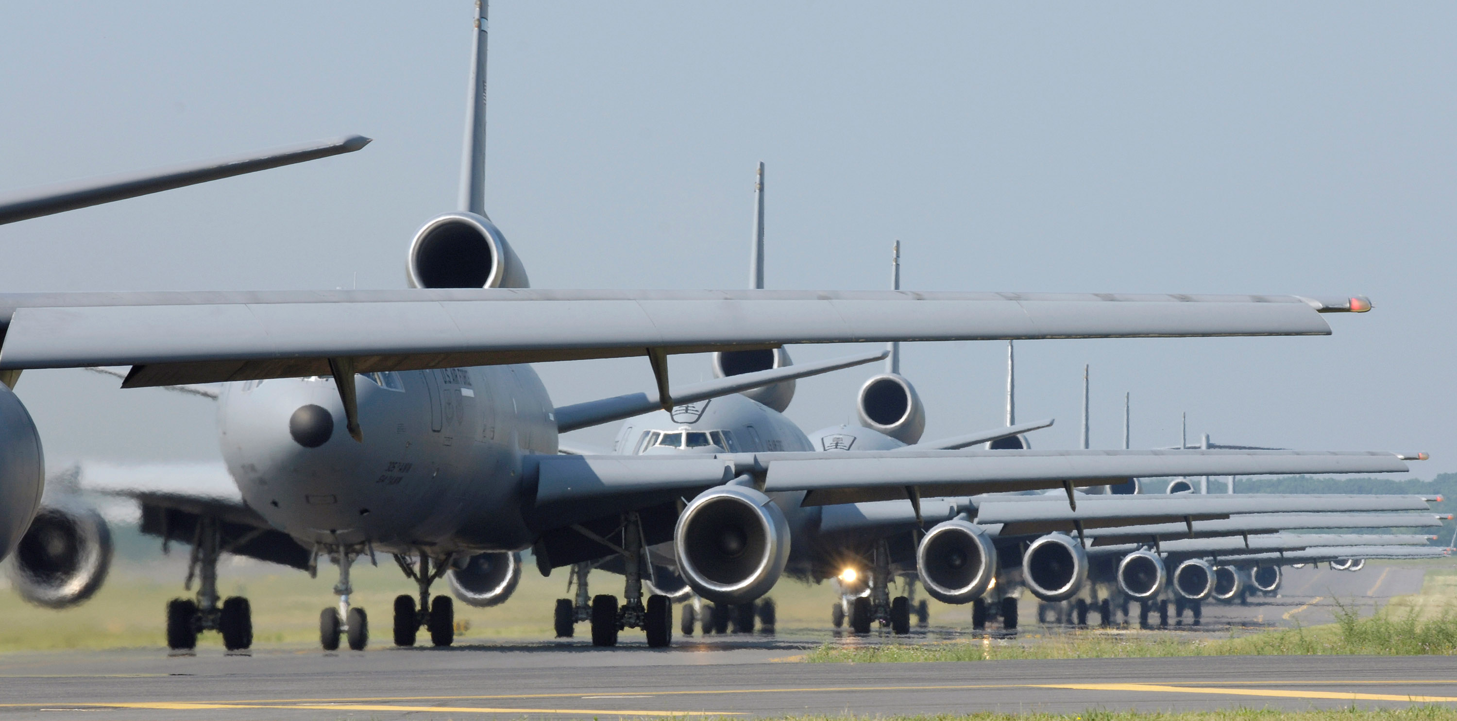 Ныне самолеты-заправщики KC-10 переданы в Авиационное командование воздушных перебросок – на фото самолеты из 305-го авиакрыла на аэродроме МакГвайр