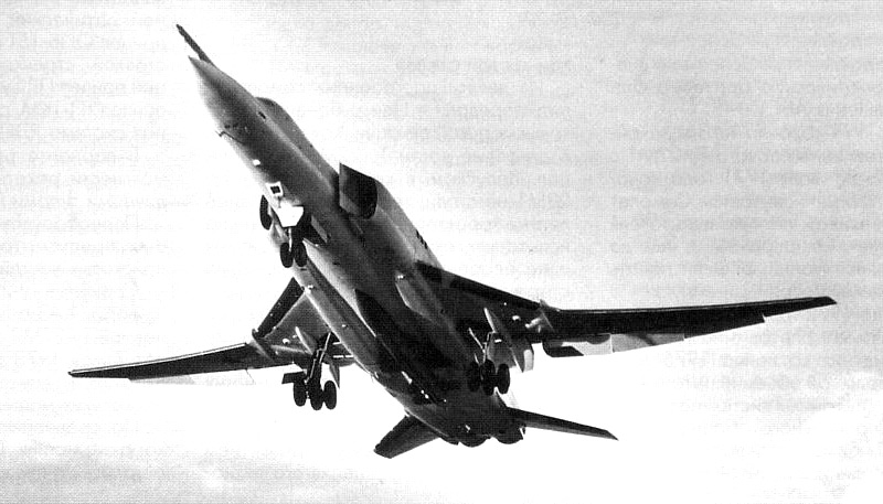 Дальний бомбардировщик Ту-22М с системой дозаправки в воздухе (на фото – Ту-22М1) на переговорах по ограничению вооружений американцы требовали причислить к стратегическим самолетам, что было вполне справедливо