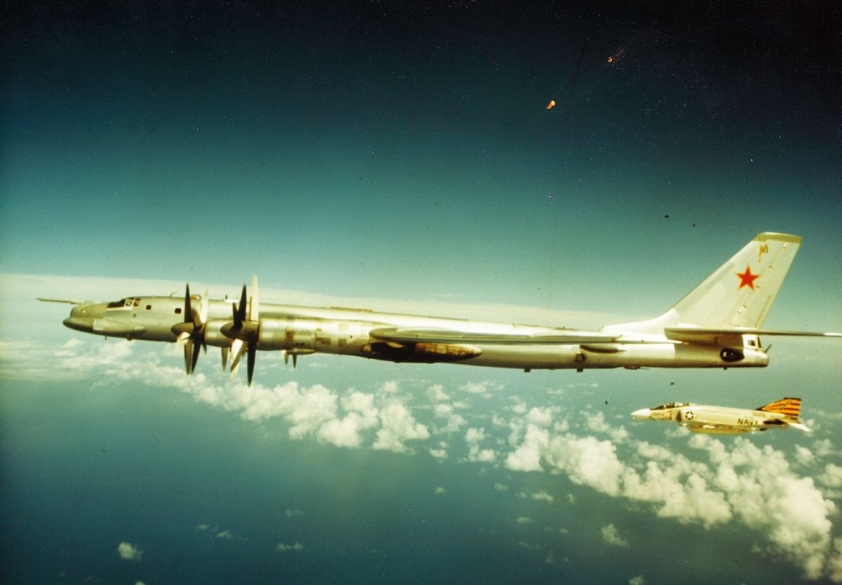 Ракетоносец Ту-95КМ над нейтральными водами в сопровождении истребителя F-4 ВМС США. Эти самолеты в 80-х годах заканчивали свою службу