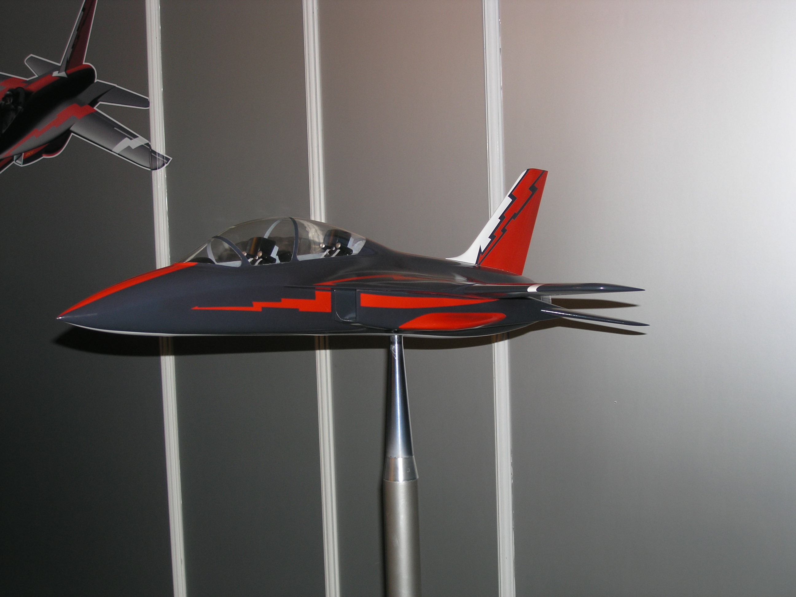 Модель реактивного учебно-тренировочного самолета СР-10 в экспозиции МАКС-2009