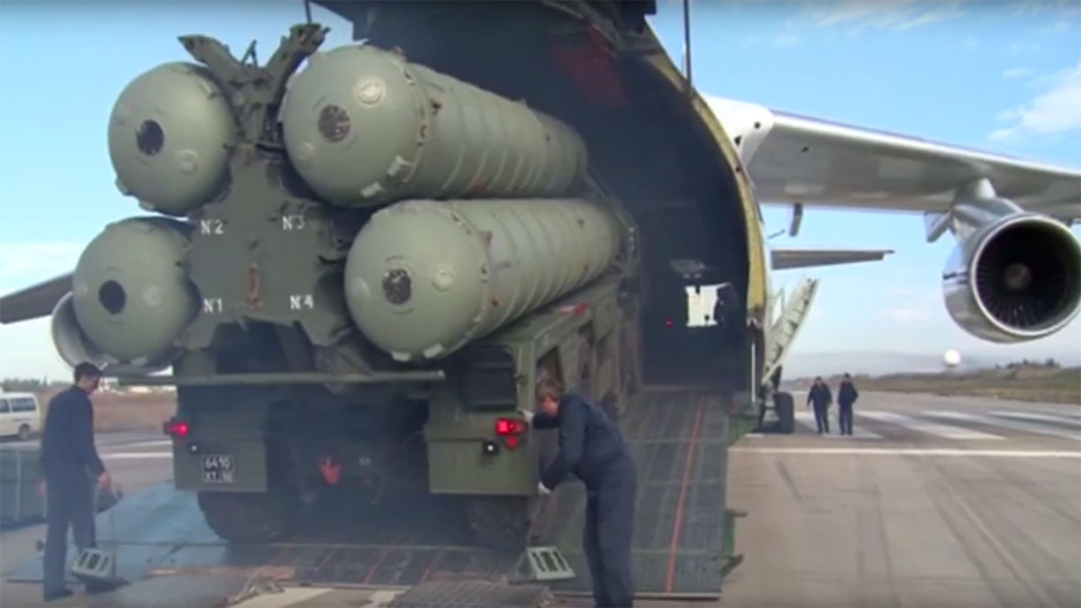 Российские зенитные ракетные комплексы С-400 «Триумф» грузятся на транспортные самолеты Ан-124 для отправки в Сирию – 25 ноября 2015 г.