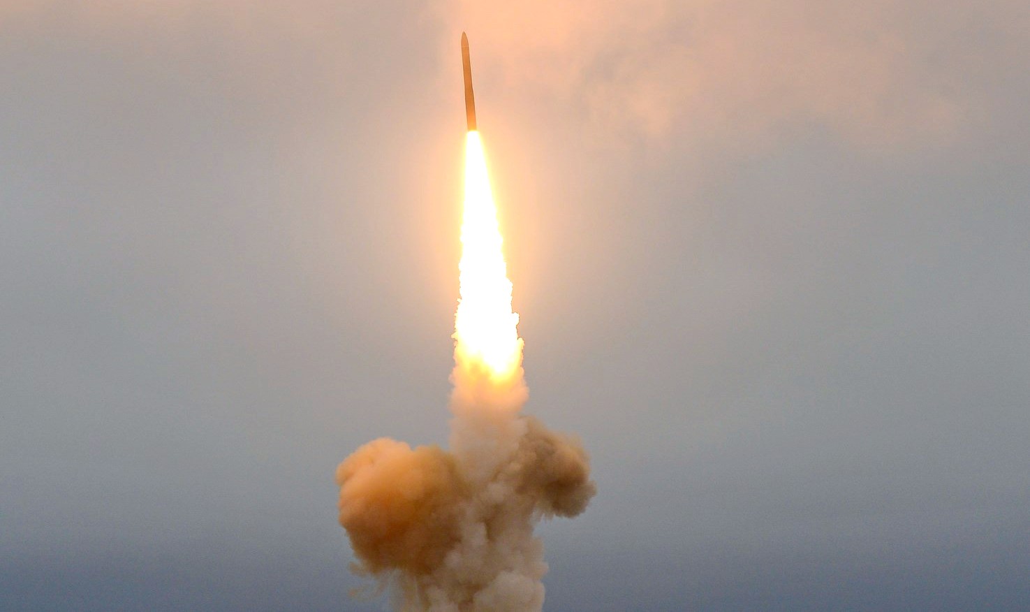 Испытательный пуск баллистической ракеты 5-го поколения РТ-2МП2 «Тополь-М» с космодрома Плесецк 20 апреля 2004 г. Ракета преодолела 11000 км и ее боевая часть попала в заданное целевое поле в нейтральных водах в районе Гавайских островов