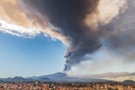 В Италии произошло мощное извержение вулкана Этна | Видео
