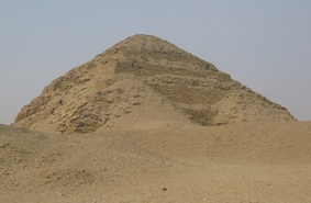 У подножия египетских пирамид найден древний погребальный корабль