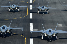 Десятки F-35 подняты в воздух