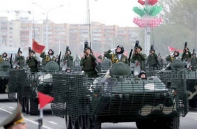 Модернизированный БТР на параде в Минске