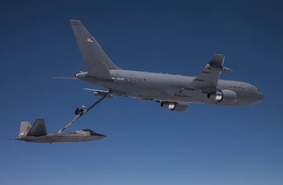 Американские F-22 и F-35 смогут обмениваться тактической информацией через самолёт-заправщик KC-46