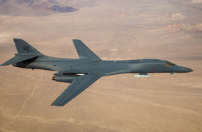 Подготовка к гиперзвуку: американские бомбардировщики B-1B Lancer впервые взлетели с ракетами на внешней подвеске