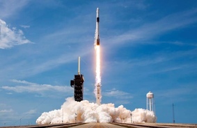 Впервые в истории SpaceX повторно использует ракету и космический корабль для доставки астронавтов