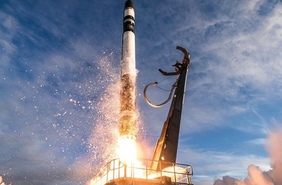 Конкурент SpaceX: Rocket Lab успешно вывела на орбиту экспериментальный спутник DARPA со складной антенной нового типа