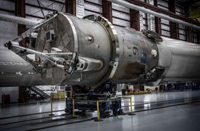Такими темпами SpaceX придется построить новый ангар для многоразовых ракет. Фото