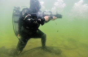 На земле и под водой: российские военные получили партию двухсредных автоматов АДС