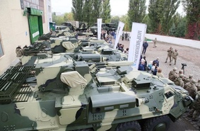 Минобороны Украины получило первые семь бронетранспортеров БТР-4, изготовленных из новой отечественной брони