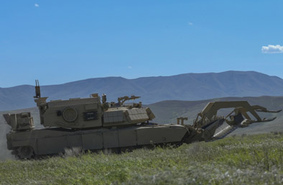 Беспилотный «штурмовой» танк Абрамс M1.  «Проламывает оборону противника»