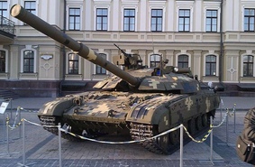 Модернизированный прибор наблюдения танка Т-64 позволяет на дистанции до 3 км распознать машину или человека – 