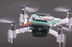 Рой автономных крошечных дронов, взаимодействующих друг с другом, может определять место утечки газа