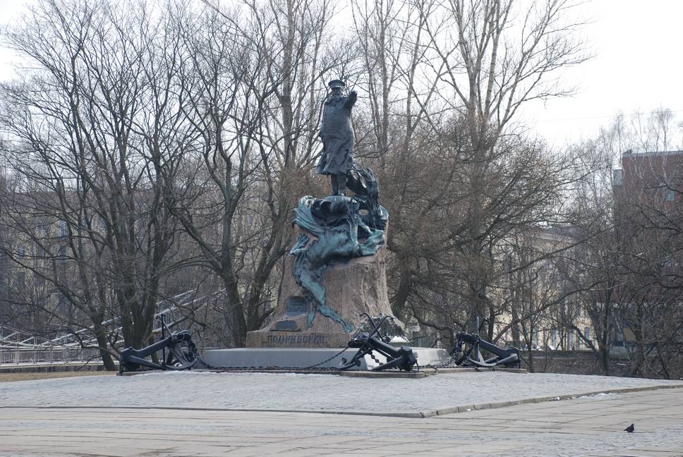 Памятник С. О. Макарову в Кронштадте с надписью: «Помни войну»