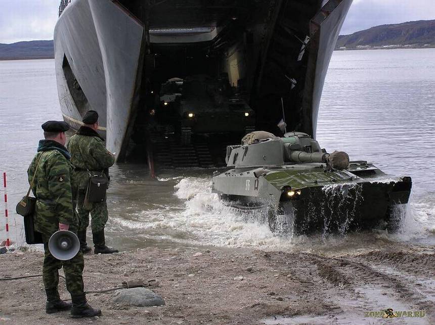 Самоходка морской пехоты покидает с десантный корабль