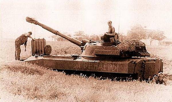 САУ 2С1 «За Бендеры» Приднестровской гвардиина огневой позиции, июнь 1992 г.