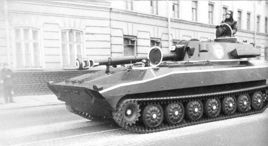 122-мм самоходная гаубица 2С1 «Гвоздика»на параде в Москве, 7 ноября 1986 г.