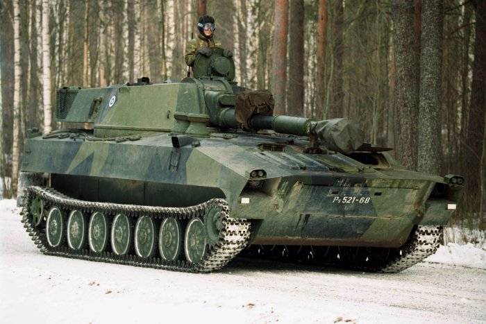 Финская САУ 2С1, в ходе зимних учений, район Парола.  САУ 2С1 в финской армии имеют обозначение PSH 74