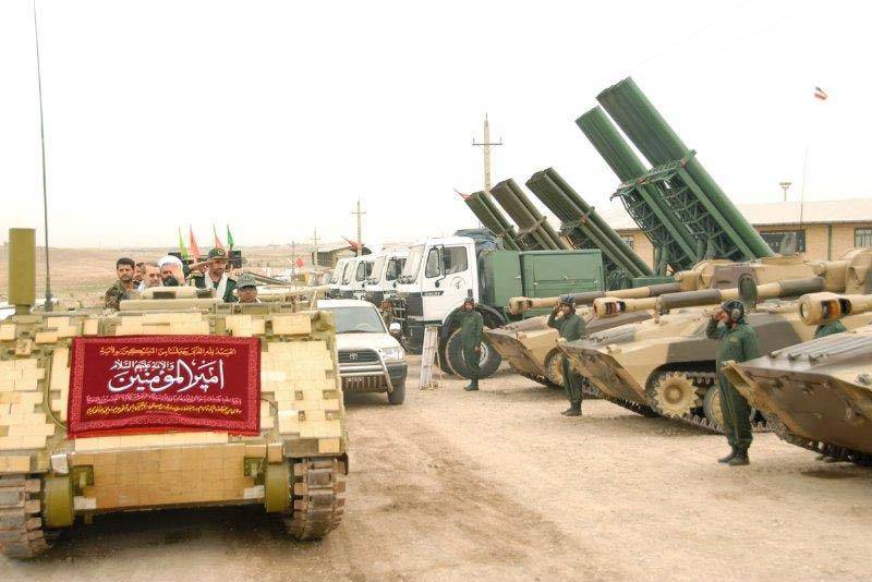 САУ 2С1 (справа) одной из воинских частей КСИР  во время смотра после учений. Иран 2009 г.