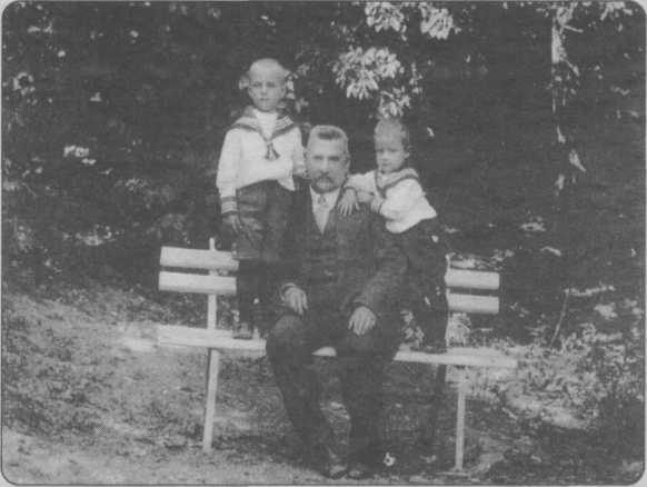 Иван Ефремов с отцом