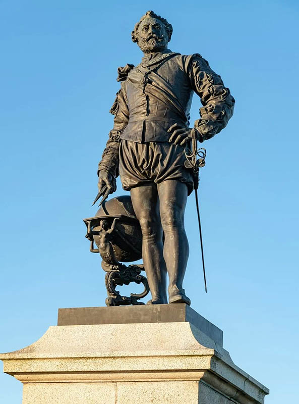 Памятник Ф. Дрейку, флотилия, корабли