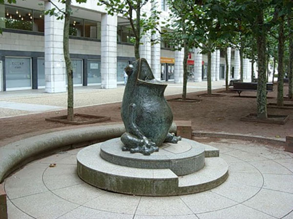 памятник лягушке в Париже, лягушка, чародейство