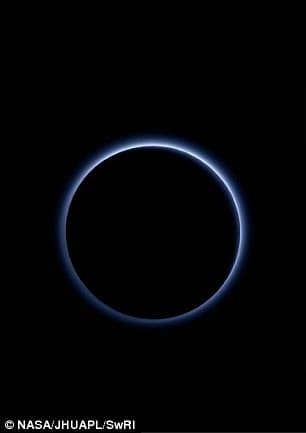 Слои атмосферы Плутона видны на этом изображении, снятом камерой New Horizons Ralph / Multispectral Visible Imaging Camera