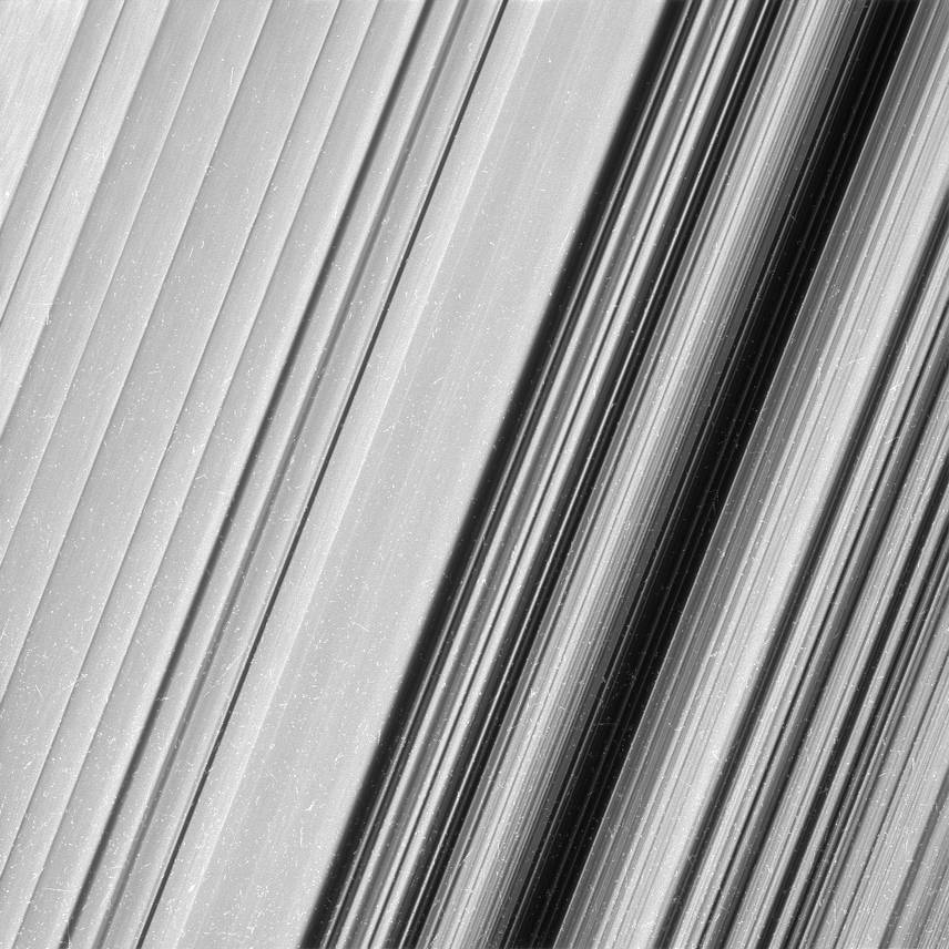 На данном снимке колец Сатурна присутствует множество небольших, ярких пятен, связанных с космическими лучами и излучением заряженных частиц, движущихся в окрестностях планеты