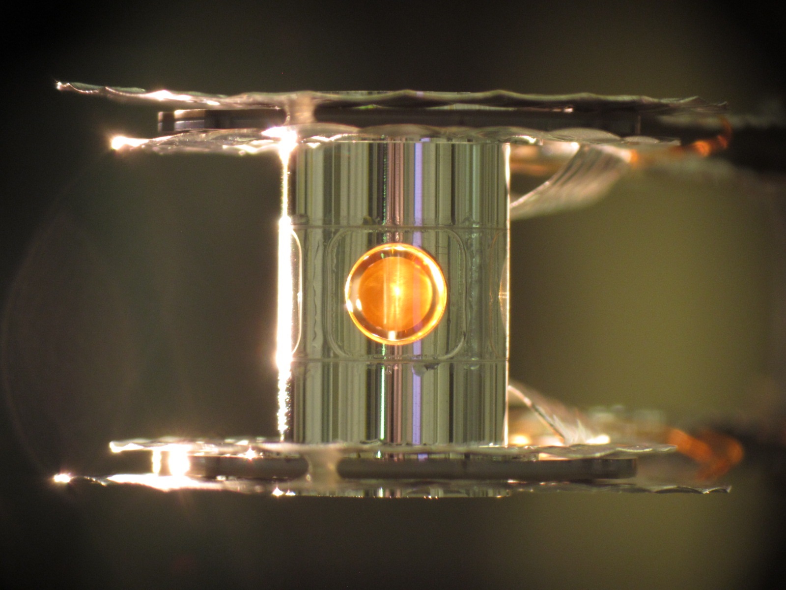 За экспериментальной лазерной термоядерной реакцией физики теперь могут наблюдать с помощью "ядерных очков"​