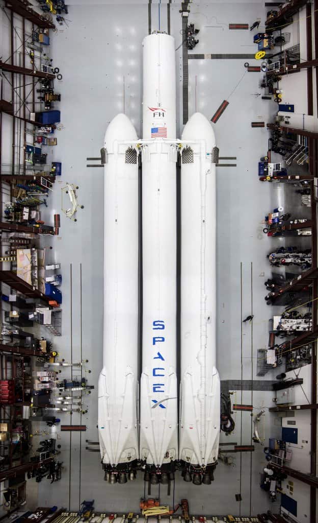 Falcon Heavy состоит из трех ракет Falcon 9, соединенных вместе. После запуска они все должны будут вернуться на Землю, чтобы их можно было использовать в дальнейших миссиях