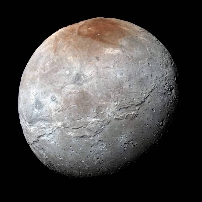 Плутон подкрашивает свою луну в красноватый цвет