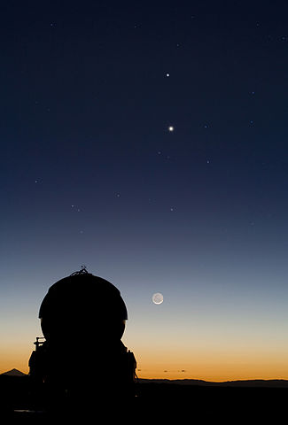 Меркурий, Венера и Луна в звездном небе над Парнальской обсерваторией