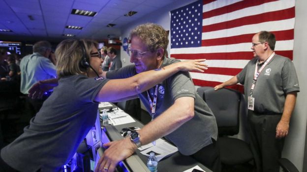 Ученые центра НАСА празднуют успехи Juno