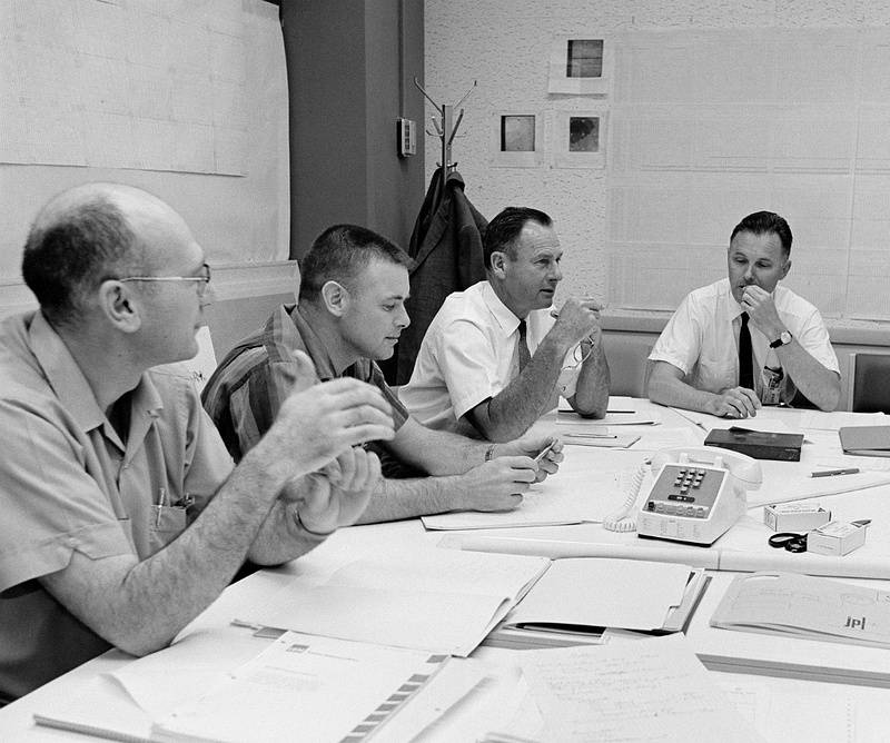 Роберт Натан, Брюс Мюррей, Роберт Шарп и Роберт Лейтон в ожидании первого снимка с аппарата «Маринер 4»