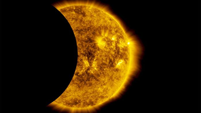 Частичное солнечное затмение из Обсерватории солнечной динамики НАСА - космической обсерватории для изучения Солнца. Запущена в 2010 году