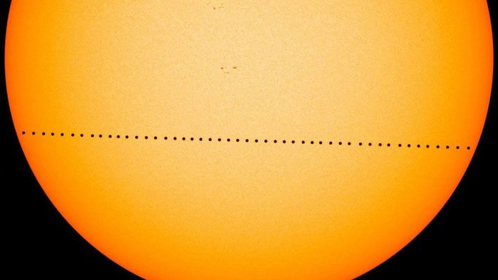 В 2016 году Меркурий, проходящий перед солнцем, на Земле для астрономов был виден, как черная точка