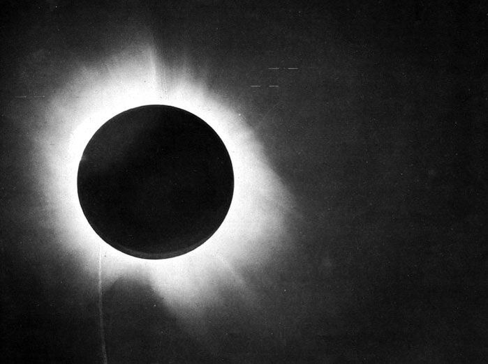Одна из фотографий полного солнечного затмения 1919 года, сделанная Эддингтоном