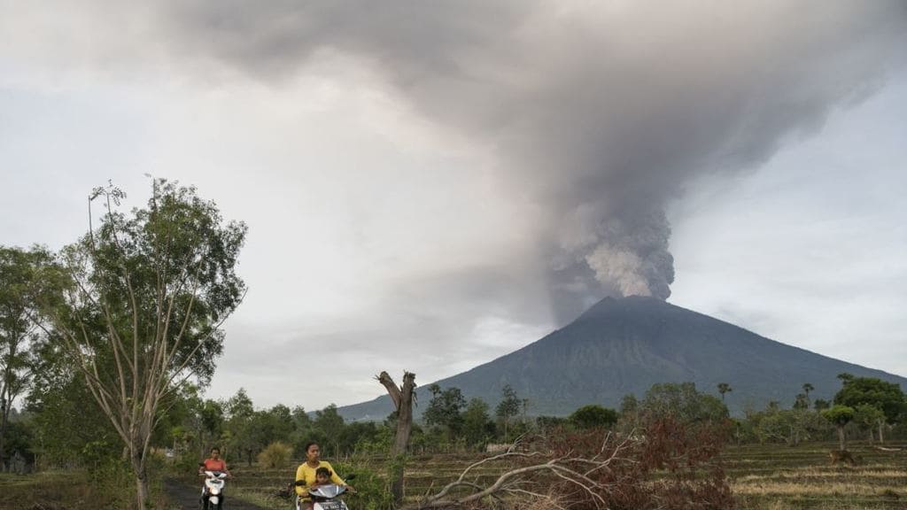 остров Сулавеси, извержение вулкана Сопутана в Индонезии, индонезийцы
