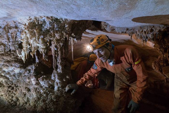 Миссии CAVES в пещерах также обучают астронавтов работать в условиях, аналогичных поверхностям других планет