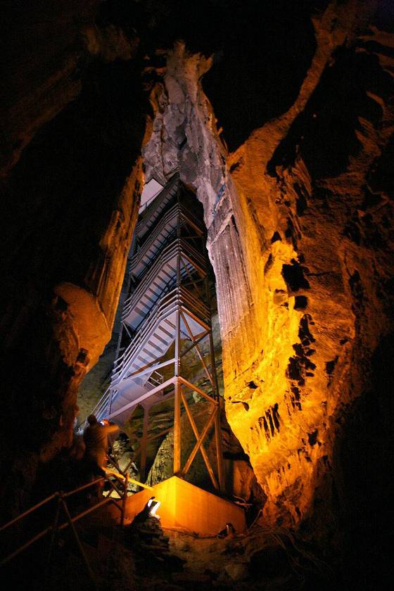 Лестница вдоль пещерной стены под Мамонтовым сводом