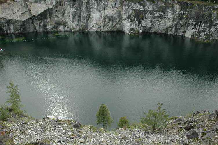 Основной объект, которым поражают туристов – озеро с отвесными скалистыми берегами и прозрачной как хрусталь водой