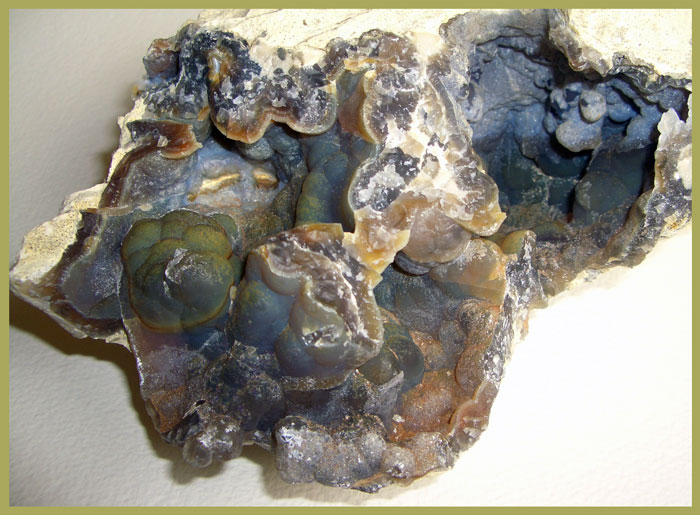 Халцедон, сферолитовые корки нескольких генераций, разного цвета и с разным оттенком поверхностей сферолитов