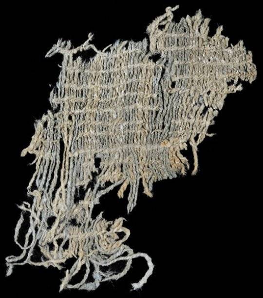 Археологи из Университета Джорджа Вашингтона (США) обнаружили при раскопках на холме Уака Приета на северном побережье Перу ткань, окрашенную в цвет индиго, возрастом около 6000 лет