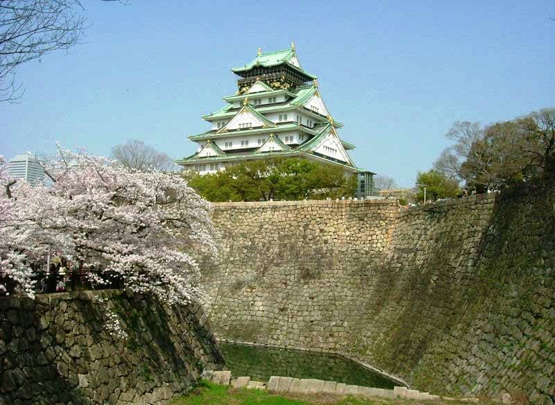 Внутренний ров, стена замка Осака, центральная башня, угол наклона стен